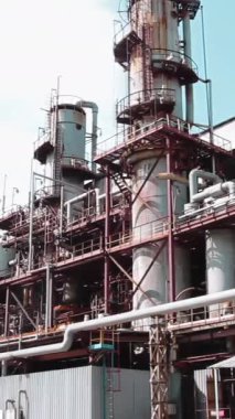 Karmaşık mühendislik yapıları. Sahne. Sanayi boruları bitki, gökyüzü arka plan.