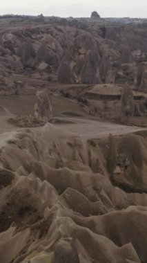 Türkiye 'nin Kapadokya kentindeki Peri Bacaları adı verilen kaya oluşumlarının muhteşem hava manzarası. Başla. Goreme Ulusal Parkı 'nın muhteşem manzarası