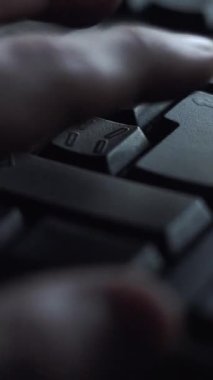 Yakın çekim adam klavye tuşuna basar. Dostum presler düğme bilgisayar klavye girin. El presleri klavye bilgisayar ekran ışığında mans.