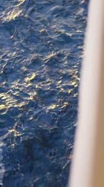 Cruise gemi güverte korkuluk görünümü. Hisse senedi. Gemiden gelen dalgalar deniz görünümü.