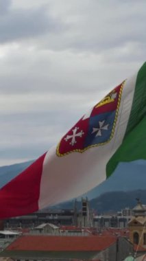 İtalya, rüzgârla gökyüzü sallayarak bayrağı. Hisse senedi. Rüzgarda güzel bayrak: İtalya.