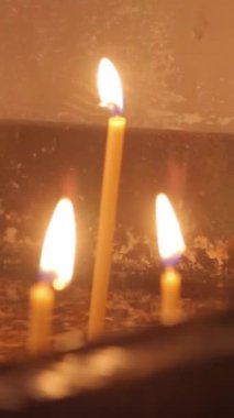 Mum ışığında romantik almak için eşleşen bir mum ışığı. İnanılmaz andles ve şamdanlar masaya vardır. Dini tören Hd huzurlu arka ışıklarla kal