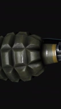 İzole el bombası. Yeşil metal el bombası yuvarlak iğne ile.