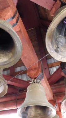 Yakın çekim görünümünü metal Ortodoks kilise çanları. Alt görünümü kilise çanları.