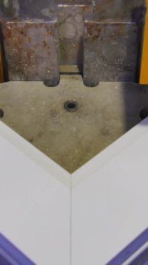 Kaynak Makinası fabrikasında çalışan işçi. PVC pencere Kaynak Makinası. Alüminyum pencere çerçeve basın makine. Çalışan bir pencere plastik üretir. Tehlike işareti ile endüstriyel basın kapatın. İşçi