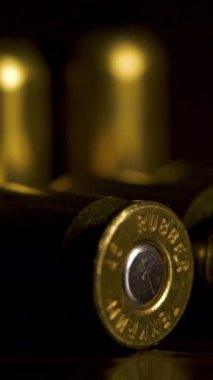 Madde işaretleri portre siyah arka planlar üzerinde. Plastik mermi makro sınırlı dof siyah bir arka plan ile 9 mm metal kasa tam. kurşun makro sınırlı dof siyah bir arka plan ile.