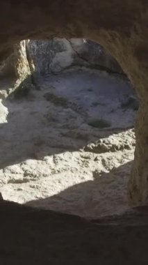 Bahçesaray mağaralarda. Kırım'da mağaralarda. Dağlık manzara. Antik mağaralar. Konut torunları. Görünüm penceresinde mağara Chufut şehir-Kale, Kırım, Rusya Federasyonu, dağın.