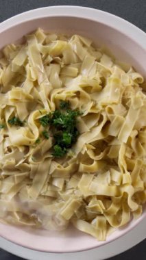 Tavuk, parmesan ve maydanoz ile makarna fettuccine alfredo. Mantar ve kızarmış tavuk jambon krem peynir soslu makarna fettuccine. İtalyan mutfağı. Fettuccine Alfredo bölümünü.