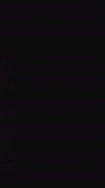 Close-Up un elinden silerek bir şef. Çerçeve. Ağır çekim toz parçacıkları. Bel soğukluğu Şef. Eller alkışlar Şef un kaplı. Bir iş günü kavram sonu.