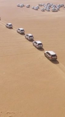 4 x 4 SUV otomobil Abu Dhabi çöl kumulları ile sürüş. Hisse senedi. Çölde SUV'lar üstten görünüm.