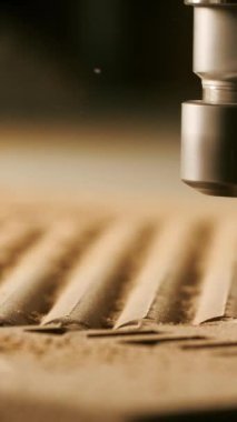 Çalışma süreci. Yaratıcı. Özel ekipman kullanarak uçakları keserek makine yapmak. Yüksek kalite 4k görüntü