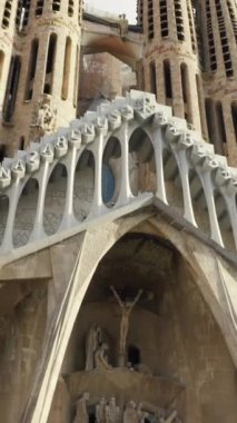 Kutsal Aile Bazilikası ve Expiatory Kilisesi, Barcelona - İspanya. Hisse. Barselona 'daki Gaudi Meydanı' ndan Sagrada Familia Tapınağı 'ndaki doğum manzarası.