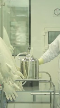 İlaç endüstrisi. Hap ilaç fabrikasında paketleme kalitesini teftiş erkek fabrika işçisi. Otomatik bant ambalaj ve dolum ilaçların oluşturmak için. fabrikada kontrol