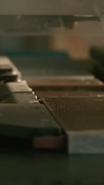 Tahtadaki otomatik sondaj makinesine yakın çekim. Yaratıcı. Ahşap ürünleri üretimi için otomatikleştirilmiş makine. Tahta tahtalardaki delikler için delme makinesi.