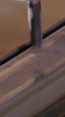 Delik içine metal delinmiştir. Delme closeup metal atölyesinde. Çalışan matkap tezgah matkap ile yassı çelik plaka. Ağır çekim Hd sektöründe