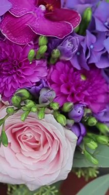 Düğün gül buketi. Gelinler buket düğün gününde. Farklı buket. Soyunma dışkı üzerinde güzel pembe ve beyaz ya da kırmızı gül buketi. Gül Hd