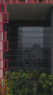 Kuşlar merkezi iş bölgesi Singapur ve sıradışı Ivy cephe hotel görünümü göz. Modern kentsel cityscape ve kırmızı duvarlar otel onlara Singapur yeşil sarmaşık olan yüksek yoğunluklu binalar.