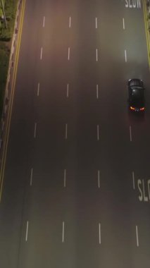 Üstten görünüm sokak arabalar ve modern binalar gece büyük Çin şehir içinde. Arabalar, gökdelenler, gece hayat kavramı ışıkları hareket onun yol ile şehir merkezinin gece havadan görünümü.