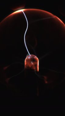 Elektrostatik plazma küresi karanlıkta. Tesla coil - fizik deney 4k