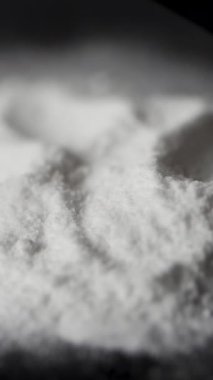 İlaçlar: Adam plastik kart - kapat eroin bir satır yapar. Plastik kart ve beyaz toz. Çizgiler ve ahşap masa üzerinde kokain yığını. Makro.