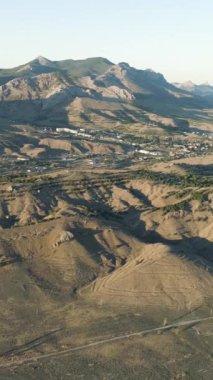 Üstten görünüm çöl dağ ve şehir. Vurdu. Yetersiz yeşil tepelerin ve dağ ufuk ile deniz Panoraması.