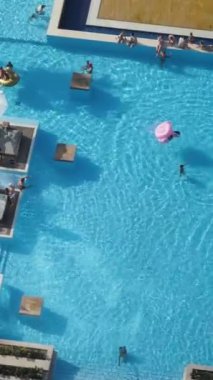 Otelden Dubai havuz ve plaj okyanusun inanılmaz bir duygu ile görüntüleyin. Seyahat kavramı. Lüks oteller Dubai dünyanın en iyi.