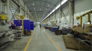 Gelişmiş otomasyon teknolojisi ve makineleri sergileyen geniş ve geniş bir üretim tesisi. Menkul Kıymetler