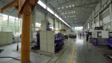 Gelişmiş makineleri ve vinçleri olan büyük bir endüstriyel atölye, büyük ölçekli üretim için idealdir.