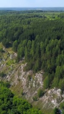 Nehrin yukarısındaki dağlar. Clip. Yeşil ormanların ve aşağıdaki nehrin yüksekliğinden manzara ve uzakta duran tapınak ve mavi gündüz gökyüzü görülebilir. Yüksek kalite 4k görüntü