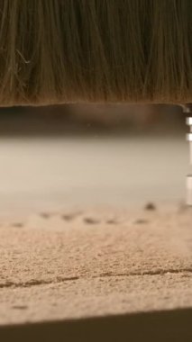 Ahşap oyma makinesinin kapağı ahşap bir kalas üzerinde desen oluşturuyor. Yaratıcı. Marangozluk kavramı