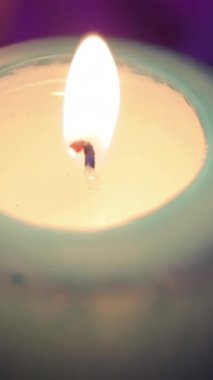 Mum ışığında romantik almak için eşleşen bir mum ışığı. İnanılmaz andles ve şamdanlar masaya vardır. Dini tören Hd huzurlu arka ışıklarla kal