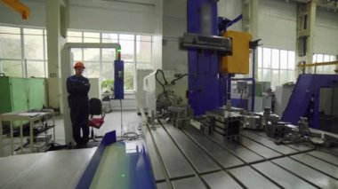 Kendini işine adamış CNC makineleri ile donatılmış canlı bir endüstriyel çalışma alanını gösteriyor. Menkul Kıymetler