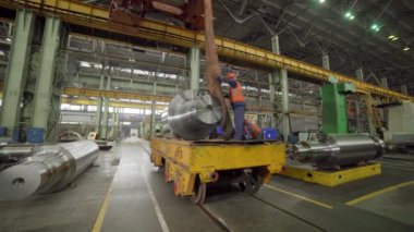 Engin bir endüstriyel fabrika ortamında ağır makineleri ustalıkla çalıştıran bir işçi. Menkul Kıymetler