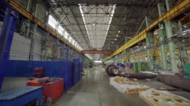 Bu geniş, kuytu endüstriyel depo çeşitli gelişmiş makineler ve organize bir çalışma alanını içeriyor. Menkul Kıymetler