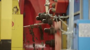 Endüstriyel makinelerin yakın görüntüsü çeşitli mekanik bileşenlerini gerçek zamanlı olarak çalıştırırken vurguluyor. Menkul Kıymetler