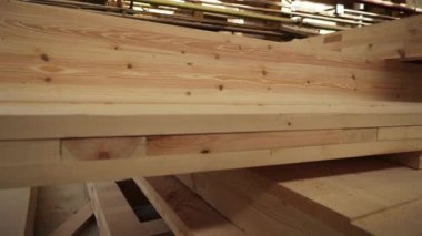 Çeşitli marangozluk ve marangozluk projeleri ve tasarımlar için yüksek kaliteli kereste ve titizlikle düzenlenmiş. Menkul Kıymetler