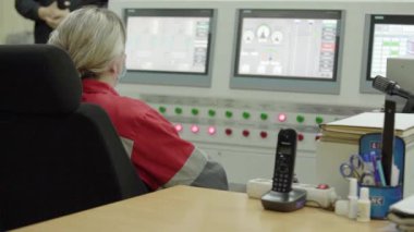 Gelişmiş teknoloji ve aletlerle donatılmış bir kontrol odasında, bir operatör çeşitli süreçleri dikkatle izler. Menkul Kıymetler