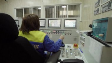 Bir kontrol odası operatörü birden fazla ekranı etkin bir şekilde kullanarak çeşitli sistemleri yönetmekten ve izlemekten sorumludur.