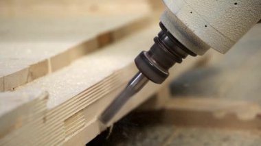 Bu resim ahşabı şekillendiren, zarif işçiliği ve hassasiyeti gösteren bir kesme aracının yakın çekimini gösteriyor. Menkul Kıymetler