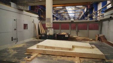 CNC makinesiyle donatılmış ahşap işçiliği atölyesi ve çeşitli ahşap malzemeler var. Menkul Kıymetler