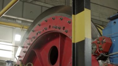 Çağdaş bir fabrika ortamında kurulmuş canlı kırmızı endüstriyel makine bileşeninin detaylı yakın çekimleri
