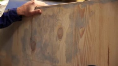 Görüntü, eşsiz dokusunu ve zengin tanelerini vurgulayan el yapımı ahşap bir panelin yakın çekimini gösteriyor. Menkul Kıymetler