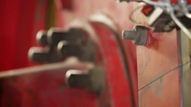 Karmaşık endüstriyel makinelerin yakın çekim görüntüsü, yoğun bir fabrika ortamında detaylı bileşenleri ortaya çıkarıyor. Menkul Kıymetler