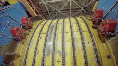 Fabrika ortamında karmaşık dönen mekanizmasını gösteren büyük bir endüstriyel makinenin detaylı bir görüntüsü. Menkul Kıymetler