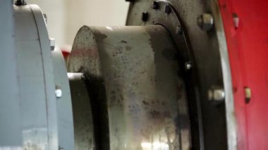 Bir motor bileşeninin detaylı bir görüntüsü, aşınma ve bakım gereksinimlerini vurguluyor. Menkul Kıymetler