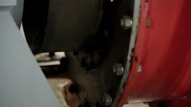 Karmaşık endüstriyel makinelerin temel bileşenlerini enine boyuna gösteren detaylı bir yakın çekim görüntüsü. Menkul Kıymetler