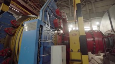 Endüstriyel bir ortamda gelişmiş makinelere yakın çekim, hassas mühendislik ve tasarım sergileniyor. Menkul Kıymetler