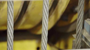 İnşaat ve imalatta ağır kaldırmak için halat ve makaralı endüstriyel ekipmanların yakın çekimi. Menkul Kıymetler