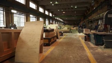 Makine ve ahşap malzemelerle dolu büyük bir marangozluk atölyesi, marangozluk projeleri için mükemmel. Menkul Kıymetler