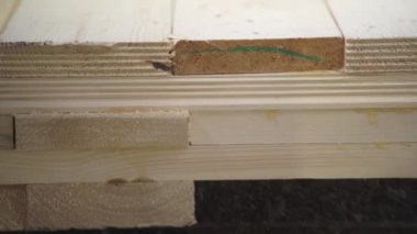 Özel ahşap işçiliği ve marangozluk tekniklerini vurgulayan kontrplak modeminin yakın çekimi. Menkul Kıymetler